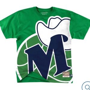 DALLAS MAVERICKS MITCHELL AND NESS BIG M-HAT HARDWOOD CLASSIC GREEN TEE
